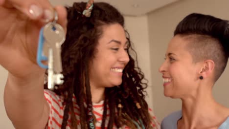 una feliz pareja de lesbianas con las llaves.