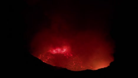 el volcán nyiragongo entra en erupción por la noche en la república democrática del congo