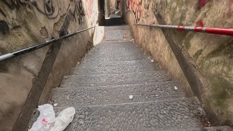 escalera con graffiti y basura en nápoles, italia