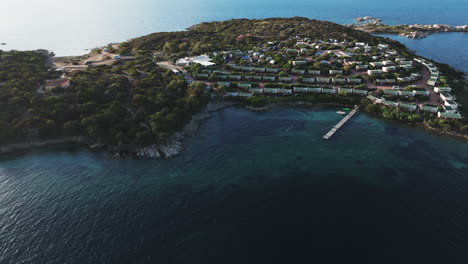 isuledda o isola dei gabbiani: maravillosa vista aérea en órbita sobre esta famosa isla de cerdeña en un día despejado
