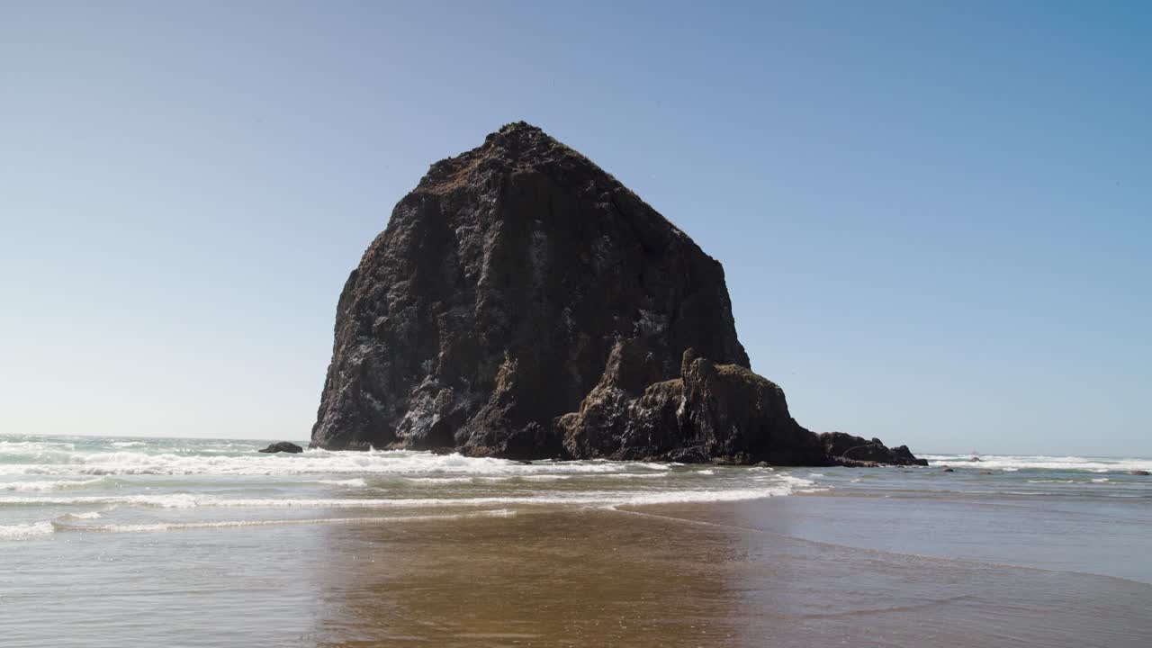 Plano estático de Haystack Rock em Cannon Beach, Oregon