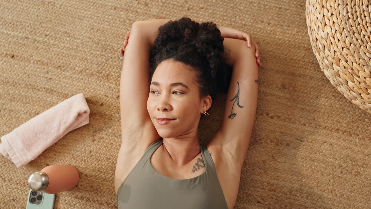 mujer estirándose en una alfombra de piso