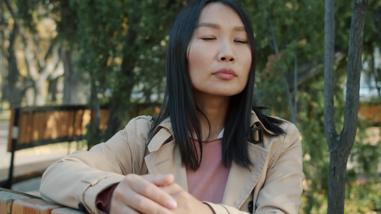 공원에서 앉아 있는 여자