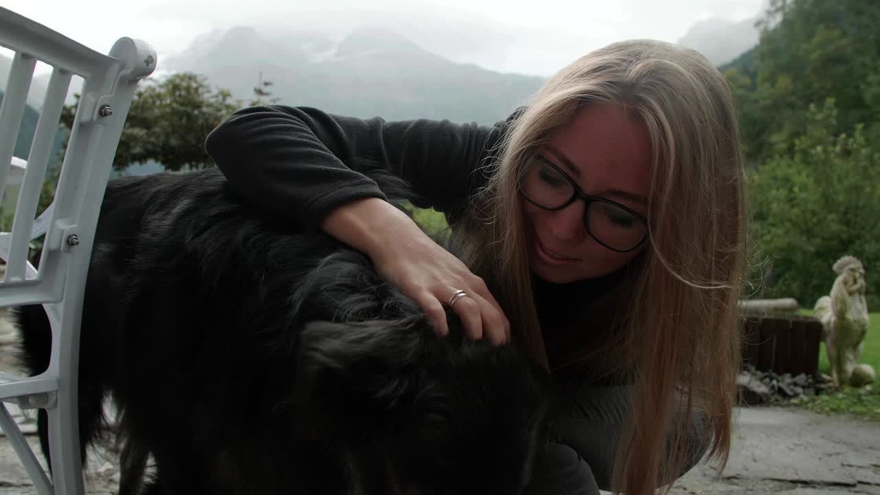 여자가 개를 포옹합니다.