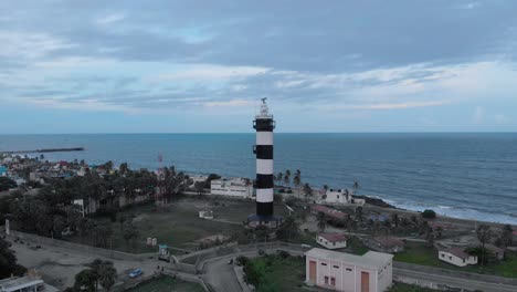 Vista-Aérea-De-4k-De-Un-Faro-Cerca-Del-Puerto-Del-Puerto-Disparado-Con-Un-Dron-En-Pondicherry,-India