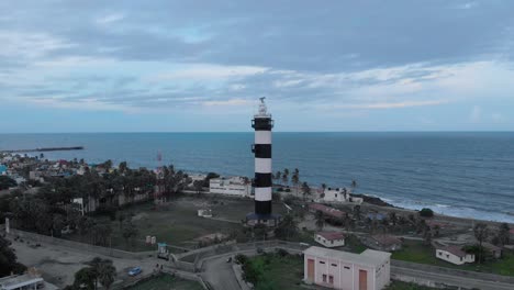 vista aérea de 4k de un faro cerca del puerto del puerto disparado con un dron en pondicherry, india