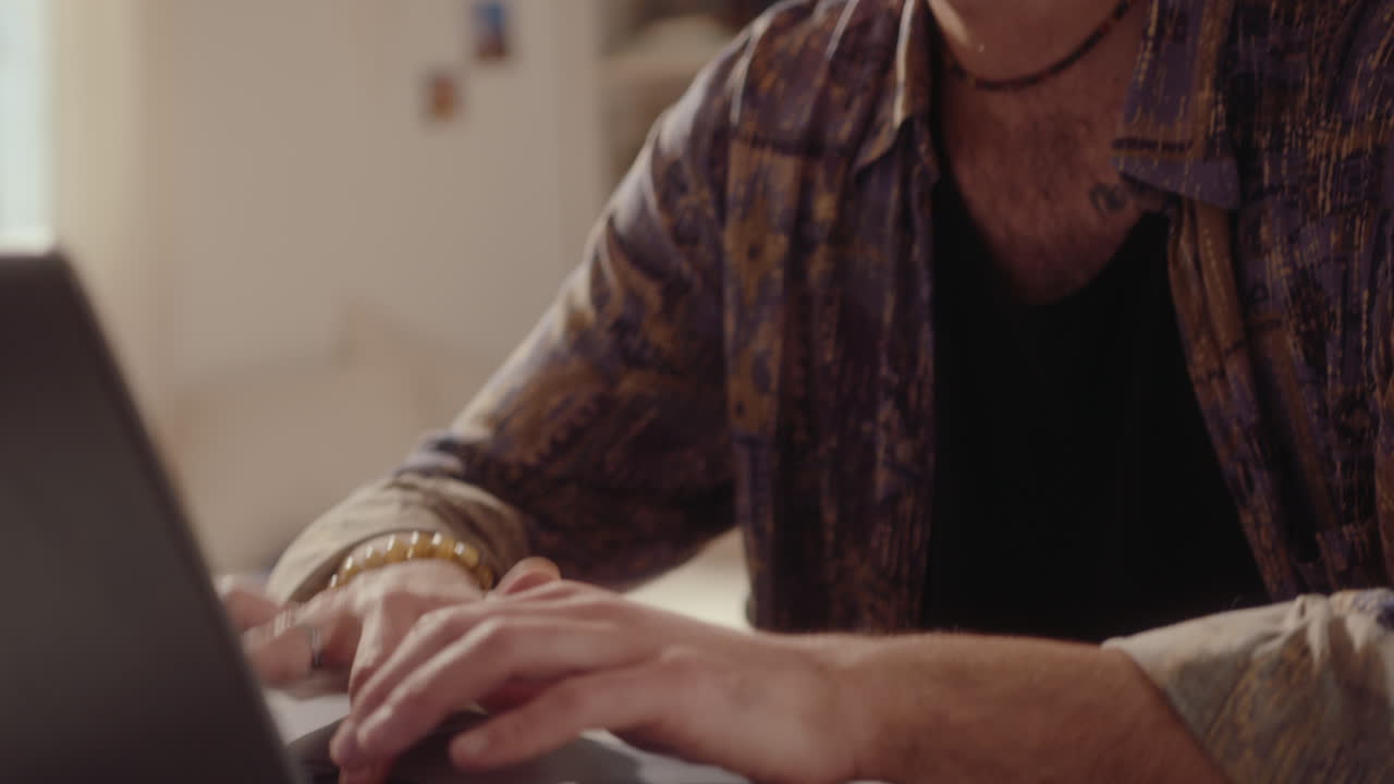 joven trabajando en una computadora portátil en casa
