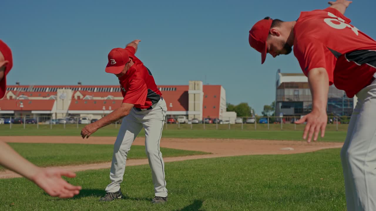 Allenamento di una squadra di baseball sul campo