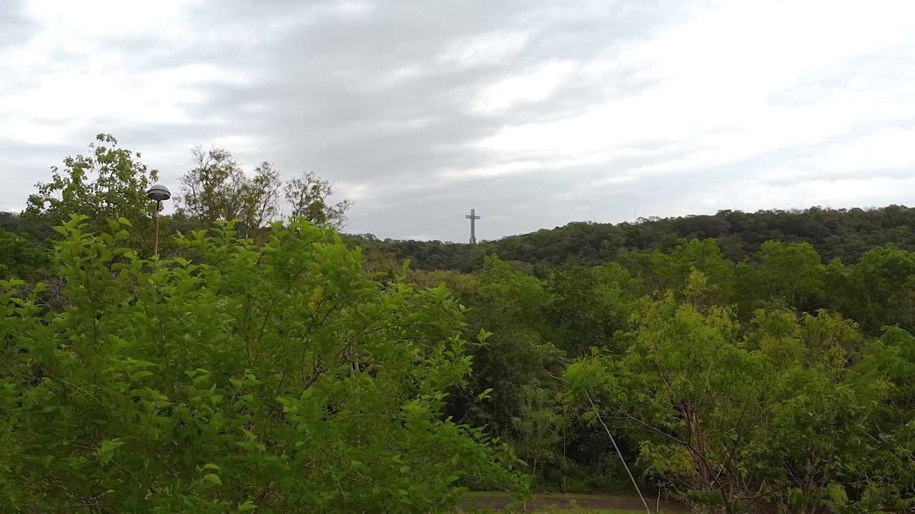 드론 촬영 아르헨티나 산타 아나 숲과 배경에서 십자가 정오 오후 파란 하늘 구름이 산타 아나 주변 풍경