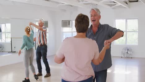 Parejas-Mayores-Caucásicas-Pasando-Tiempo-Juntas-En-Un-Salón-De-Baile-Y-Bailando