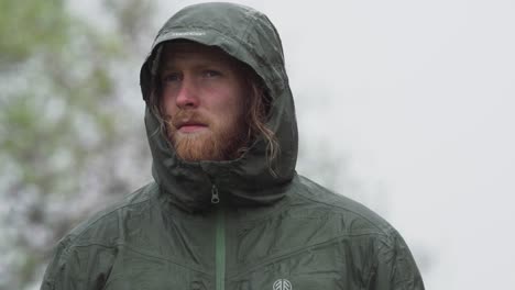 Hombre-Noruego-Adulto-Con-Barba-Con-Chaqueta-De-Invierno-Con-Capucha