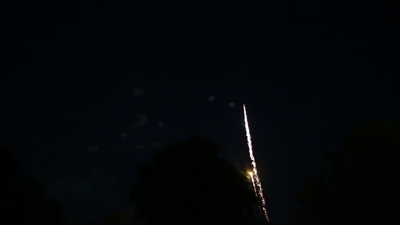 grandes fuegos artificiales explotando el cuarto de julio