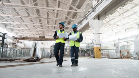 trabajadores hablando en una fábrica de mármol