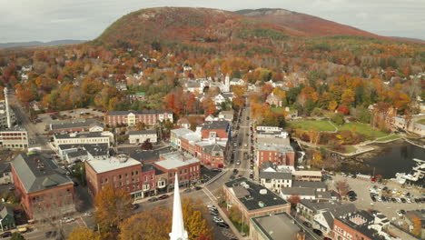 Stadtbild-Von-Camden-Mit-Farbenfrohem-Mount-Battie-Im-Herbst