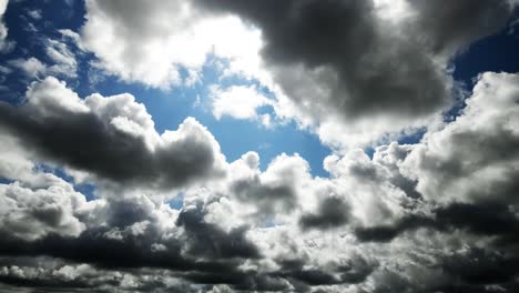 impresionante lapso de tiempo de las nubes moviéndose a través del cielo azul