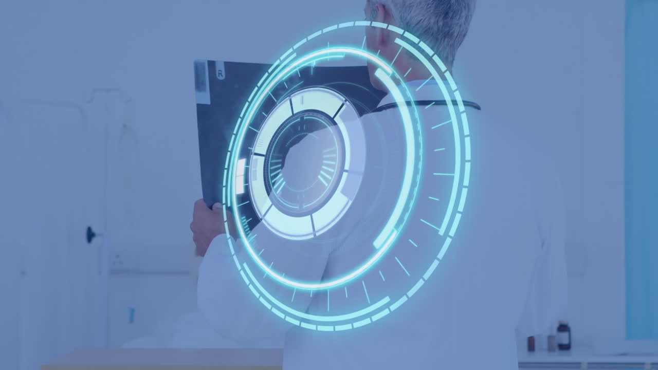 animación de escaneo por telescopio sobre un médico que sostiene una fotografía de rayos x