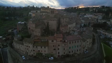 Cinematografía-Del-Atardecer-Mágico:-Vista-Aérea-Orbitando-Anghiari-En-La-Provincia-De-Arezzo,-Italia