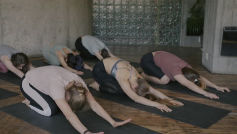 mujeres en una clase de yoga