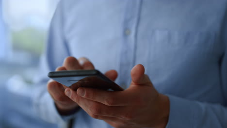 manos de un hombre de negocios desplazando páginas web en la pantalla táctil de un teléfono inteligente