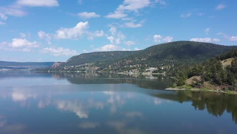 Maravilla-Aérea:-Sol-De-Verano-Brillando-En-El-Lago-Williams,-Columbia-Británica,-Canadá