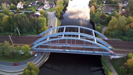 Dramatische-Luftaufnahme-Flugpanorama-Orbit-Drohne-Einer-Eisenbahnbrücke-über-Den-Havelkanal-In-Brandenburg-Deutschland-Zur-Goldenen-Sommerstunde-2022