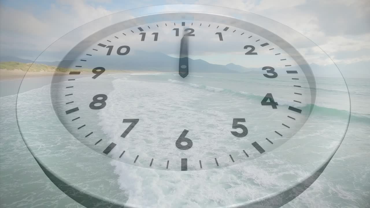 All'inizio, lancette traslucide di un orologio analogico ruotano su una scena costiera, mostrando il tempo che passa.