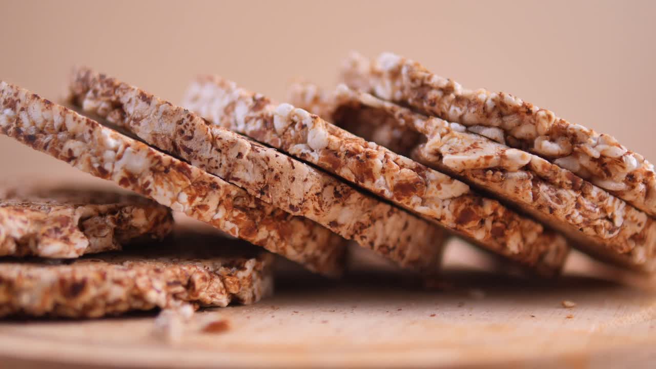 Primo piano di gallette di riso salutari impilate su una superficie di legno