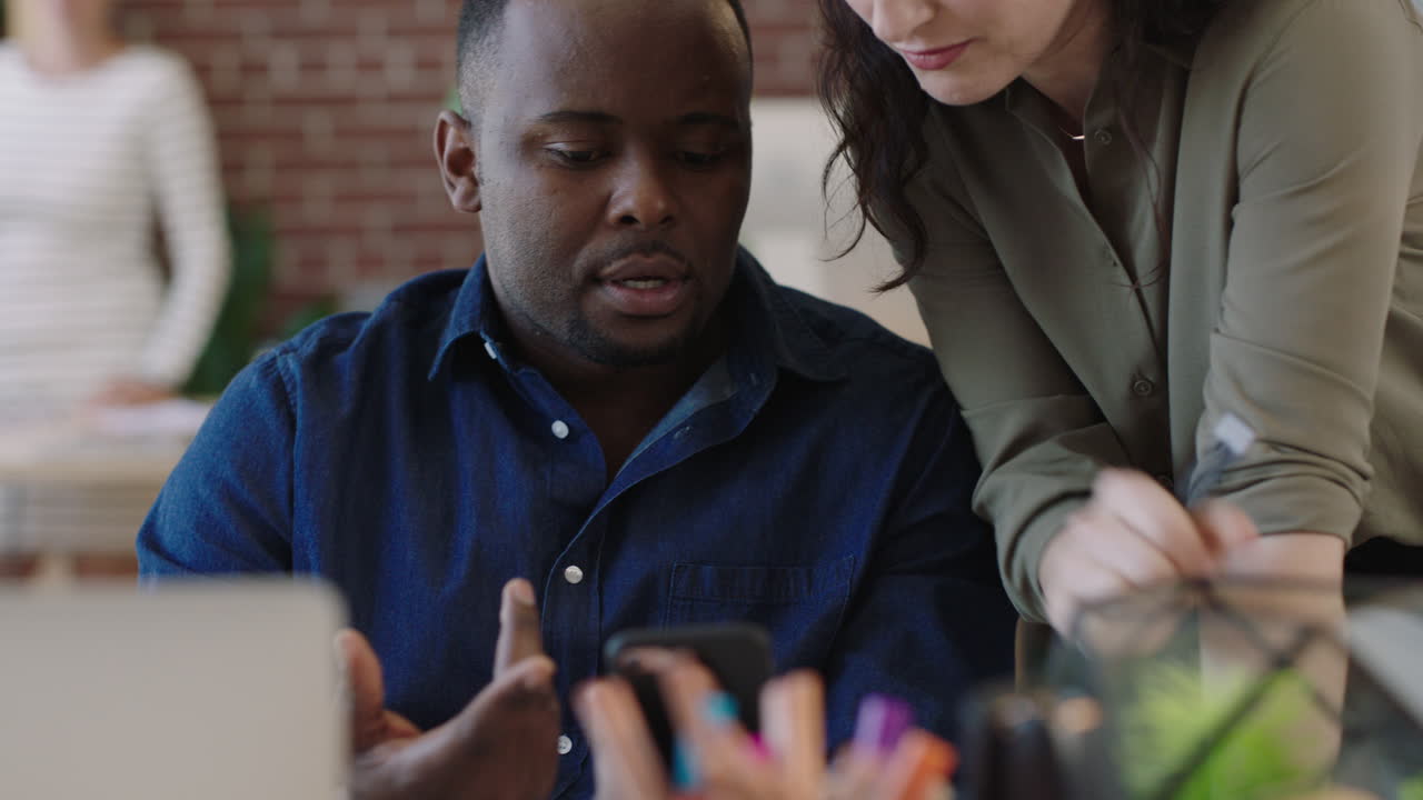 cerca de personas de negocios multiétnicas que utilizan la computadora lluvia de ideas estrategia creativa para la puesta en marcha de la empresa equipo de gestión maduro reunión en el fondo de la oficina