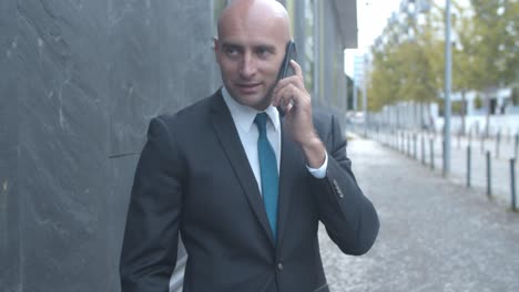 equipo de negocios parado en el edificio de oficinas afuera, usando tableta, computadora portátil y teléfono móvil