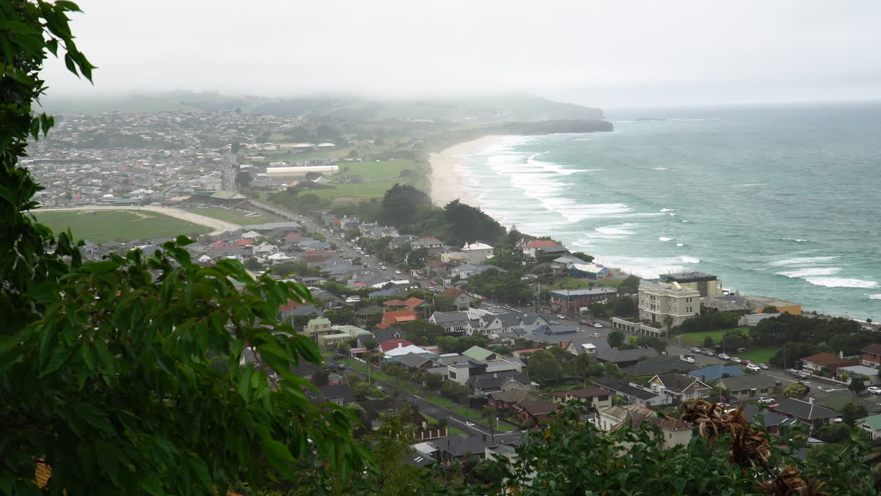 poderosas olas golpean la costa del área central de dunedin, nueva zelanda
