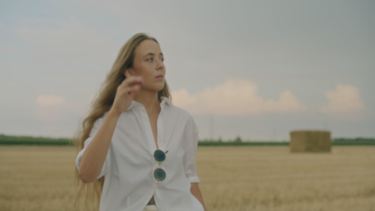 여성 모델 이 초상화 를 찍고 있다