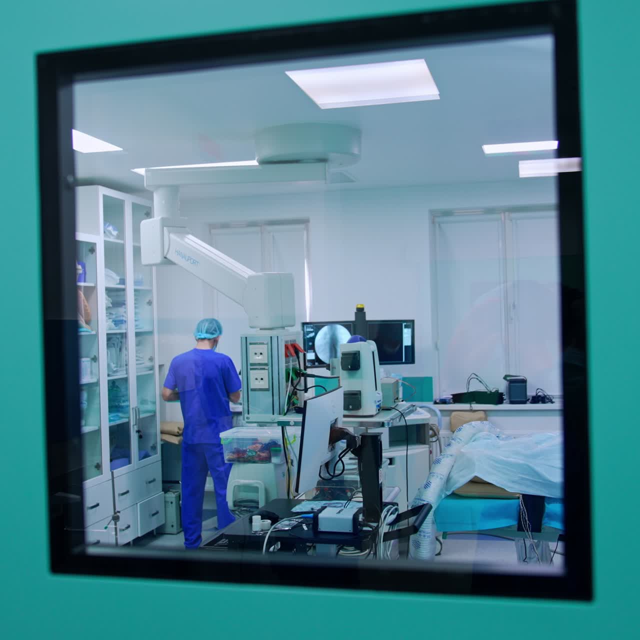 Operación neuroquirúrgica en un hospital moderno. Vista a través de la ventana de la puerta del quirófano