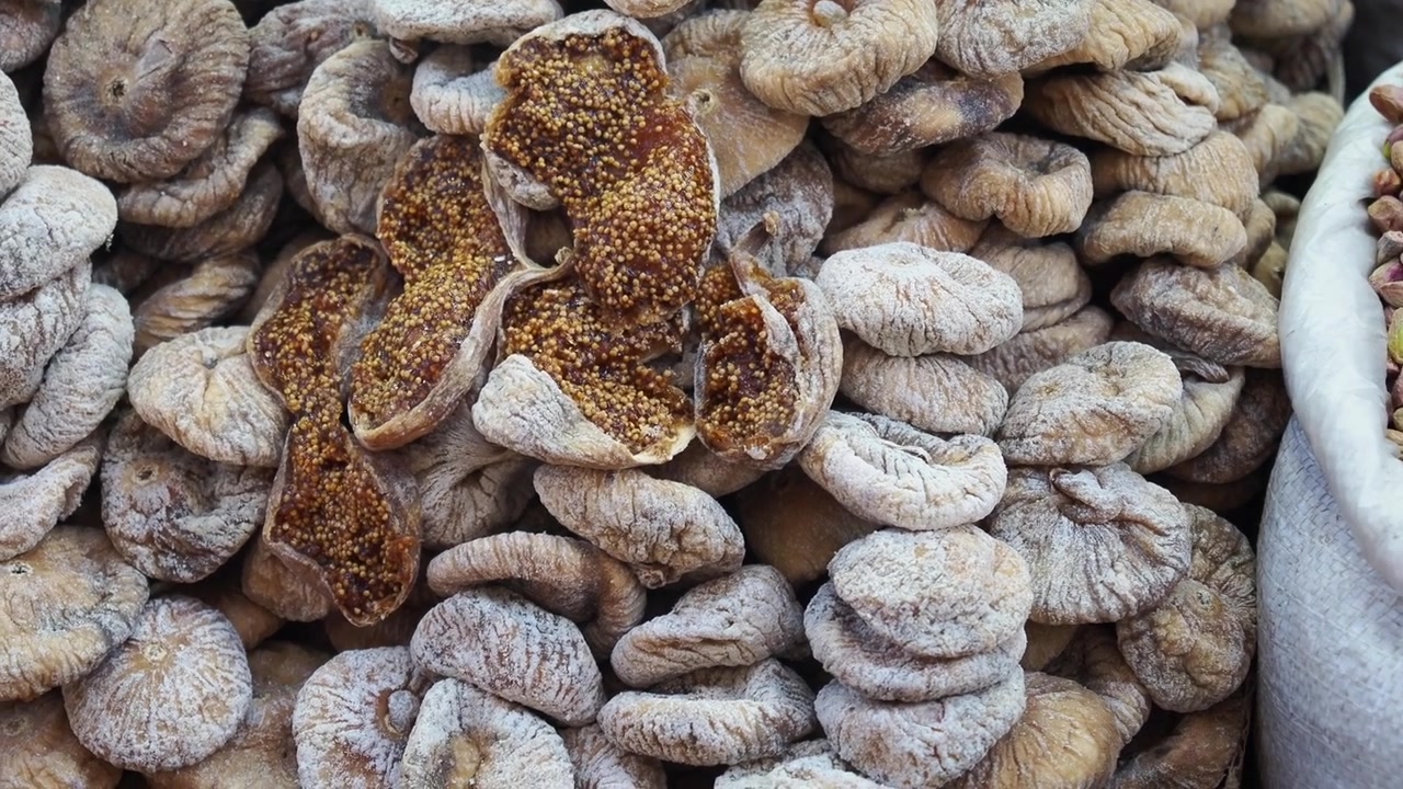 Nahaufnahme von getrockneten Feigen und Pistazien an einem Marktstand