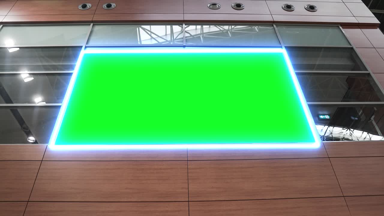 cartel en pantalla ancha vacío con pantalla verde, canal alfa. marco de llave de croma en el pasillo del aeropuerto, gran pancarta para el marketing.