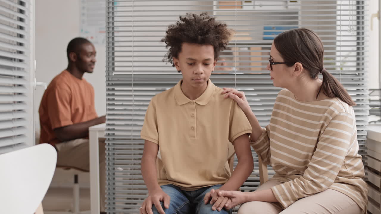 madre hablando con su hijo