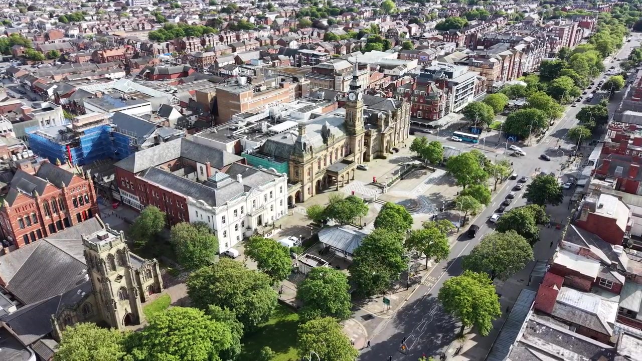 Główna ulica Southport, Merseyside, Wielka Brytania, widok z drona.