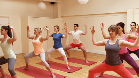 Grupo-De-Personas-Realizando-Yoga