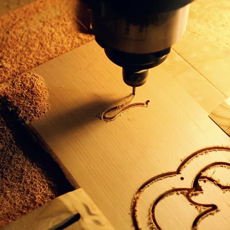 la máquina de cortar madera se mueve por encima de la mesa de trabajo