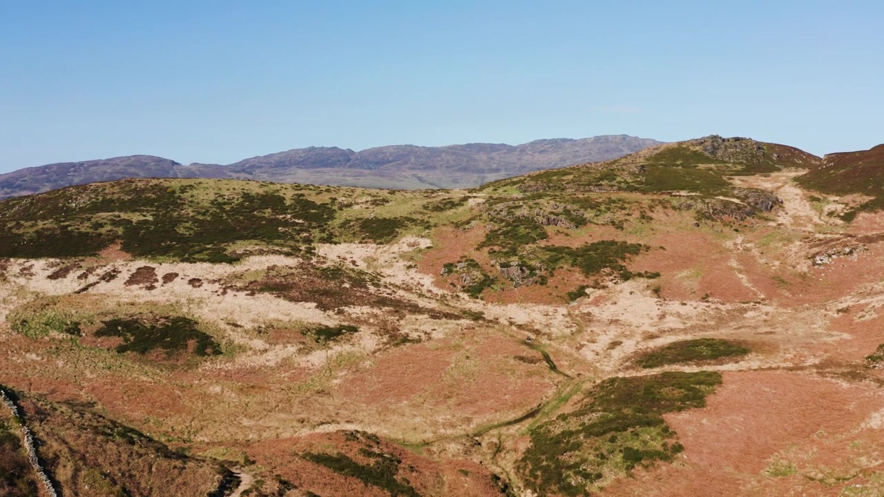 Voo panorâmico aéreo sobre o terreno pantanoso de turfa de Annaloughan com montanhas ao fundo