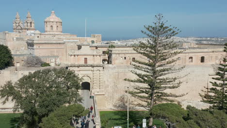 toma aérea de drones de las murallas de la ciudad medieval de mdina, malta