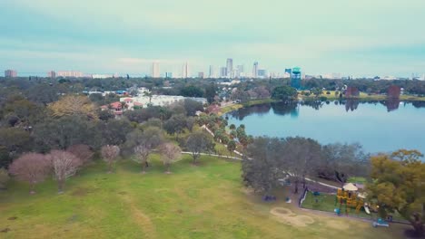 Video-Aéreo-De-4k-Del-Lago-Creciente-Y-La-Torre-De-Agua-En-San-Petersburgo,-Florida