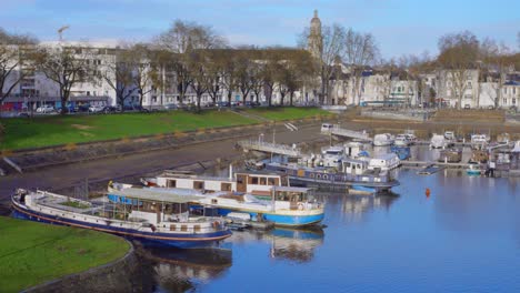 Barges-Docked-On-The-Riverbank-At-Quai-des-Carmes-In-Maine-et-Loire,-Angers,-France