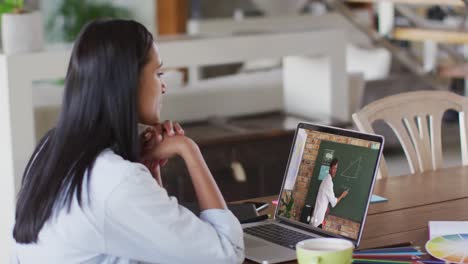 Estudiante-Caucásica-Usando-Una-Computadora-Portátil-En-Una-Videollamada-Con-Un-Maestro