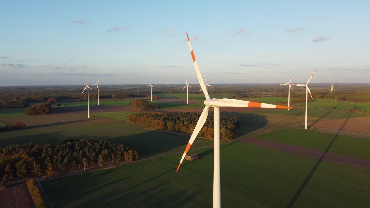 독일의 풍력 터빈 필드에 대한 공중 회전 보기