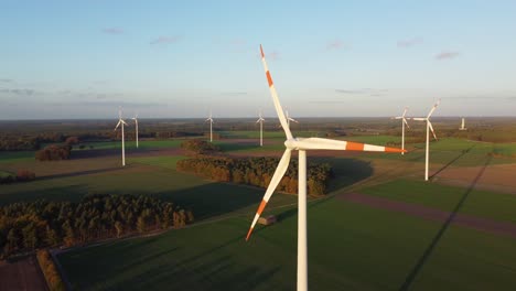 Vista-Rotacional-Aérea-En-Un-Campo-De-Aerogeneradores-En-Alemania