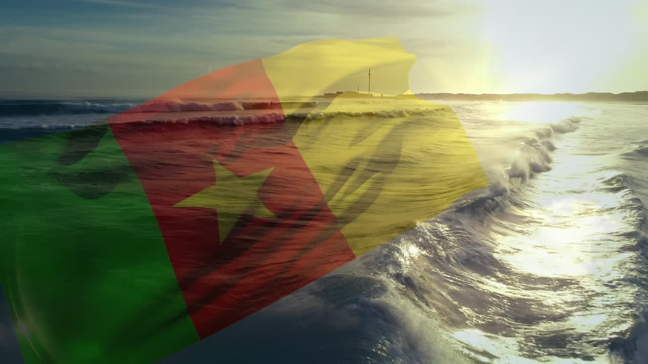 animación de la bandera de camerún ondeando sobre el paisaje de la playa, la puesta de sol y el mar