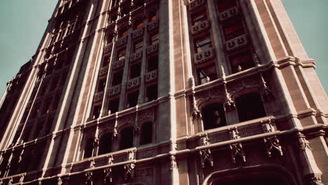 un edificio alto con una fachada de piedra y muchas ventanas