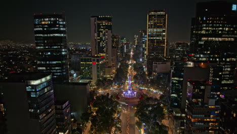 Hyperlaspe-V4-Aéreo-De-La-Ciudad-De-México-Sobre-El-Paseo-De-La-Reforma-Capturando-La-Belleza-Del-Paisaje-Urbano-Del-Centro-De-La-Ciudad-Por-La-Noche-Con-Relucientes-Edificios-De-Gran-Altura-Y-Senderos-De-Tráfico---Filmada-Con-Mavic-3-Cine---Diciembre-De-2021