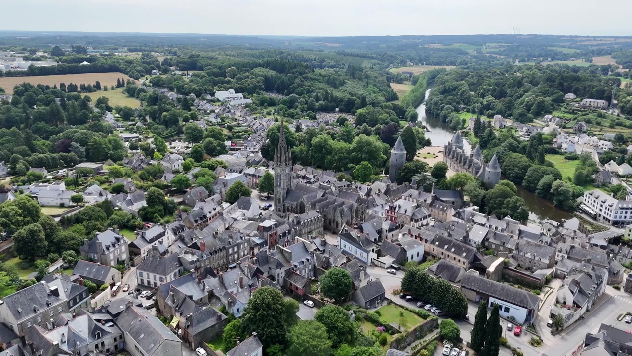 Josselin, Bretagna, Francia, vista aerea del centro città con drone.