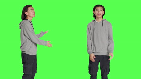modelo masculino creando un anuncio